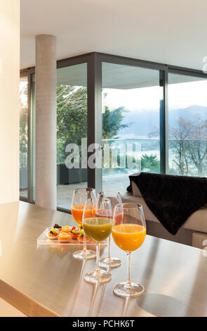 Interieur modernes Haus, Aperitif mit Gebäck Stockfoto