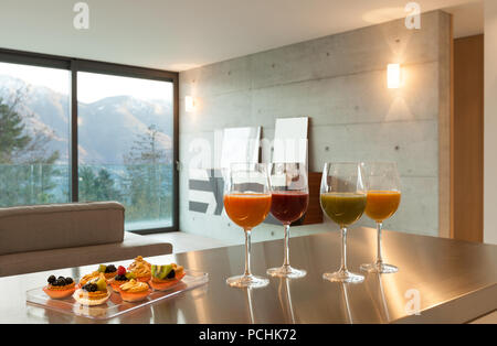 Interieur modernes Haus, Aperitif mit Gebäck Stockfoto