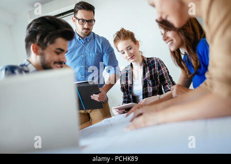 Gruppe von Architekten und Designern arbeiten und Mitarbeit am Projekt Stockfoto