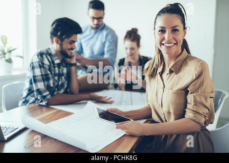 Gruppe von Architekten und Designern arbeiten und Mitarbeit am Projekt Stockfoto