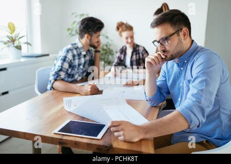 Gruppe von Architekten und Designern arbeiten und Mitarbeit am Projekt Stockfoto