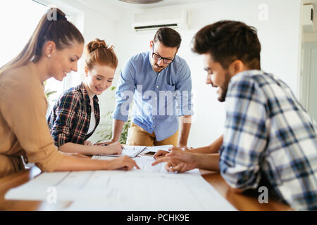 Bild von Geschäftspartnern Dokumente und Ideen diskutieren Stockfoto