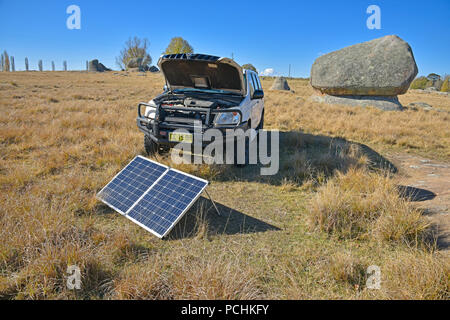 Weißen Toyota Landcruiser prado Serie 120 mit tragbaren Solarzellen aufladen zweite Batterie im Stonehenge Erholung sind in der Nähe von Glen Innes nsw Stockfoto