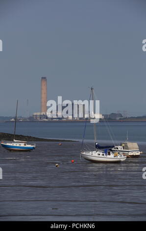 Yachten und Longannet power station Schottland Juli 2018 Stockfoto