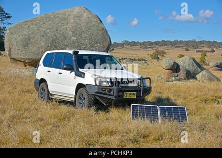 Weißen Toyota Landcruiser prado Serie 120 mit tragbaren Solarzellen aufladen zweite Batterie im Stonehenge Erholung sind in der Nähe von Glen Innes nsw Stockfoto