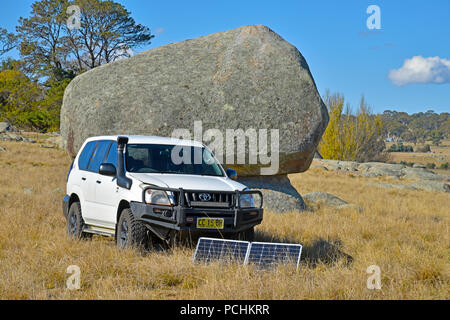 Weißen Toyota Landcruiser prado Serie 120 mit tragbaren Solarzellen aufladen zweite Batterie im Stonehenge Erholung sind in der Nähe von Glen Innes nsw Stockfoto