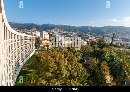 Blick über Funchal, von Pestana Casino Park Hotel Stockfoto