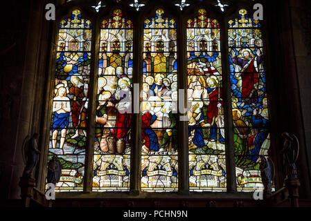 Schöne Glasfenster in der St. Michael Kirche, Taddington, Derbyshire, England. Stockfoto