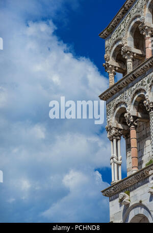 Mittelalterliche Architektur in Lucca. St. Michael in Forumi romanische Kirche Ecke, im 12. Jahrhundert abgeschlossen (mit Wolken und Platz kopieren) Stockfoto