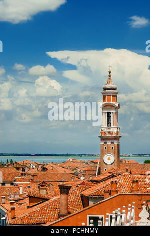 Historischen Zentrum von Venedig skyline über Cannaregio Viertel mit alten Glockenturm, Lagune und Wolken (mit Kopie Raum) Stockfoto