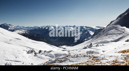 Panoramablick auf die Berge des National Nature Reserve in Adygea, Russland. Spektakuläre Aussicht auf die Berge. Stockfoto