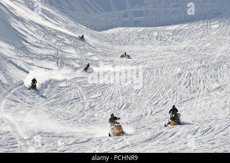 Männer fahren Motorschlitten auf schneebedeckten Berg Titel. Staatliche Naturschutzgebiet in Adygea, Russland, 2. Februar 2012. Stockfoto