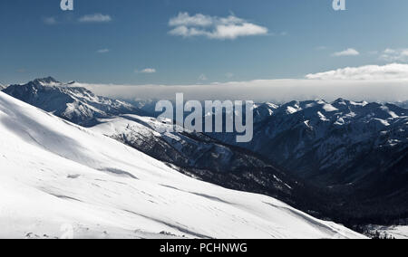 Sicht auf die Berge in der National Nature Reserve in Adygea, Russland. Spektakuläre Aussicht auf die Berge. Stockfoto