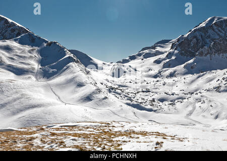 Die schneebedeckten Gipfel der Rocky Mountains mit motorschlitten Wanderwege im Naturschutzgebiet in Adygea, Russland. Stockfoto