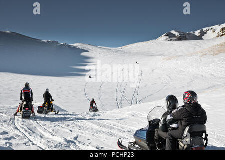 Schiedsrichter sind gerade die Rennen auf der Hochebene von Lago-Naki in Adygea, Russland Februar 2, 2012. Stockfoto