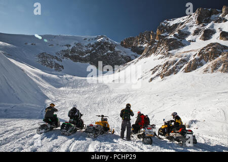 Reiter bereiten sich auf das Rennen auf dem Plateau des Lago-Naki in Adygeja zu starten, Russland Februar 2, 2012. Stockfoto