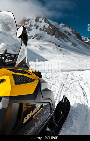 Snowmobile' BRP Skandiс' auf dem Hintergrund der Berge auf der Hochebene von Lago-Naki in Adygea, Russland am 3. Februar 2012. Stockfoto