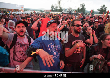 BONTIDA, Rumänien - 18. JULI 2018: die Masse der Leute Spaß an einem Delinquenten Gewohnheiten hip hop Konzert während Electric Castle Festival Stockfoto