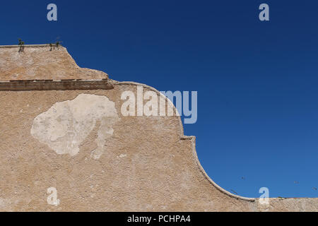 Detail der traditionelle portugiesische Architektur in formere portugiesischen Festung in El Jadida, Marokko. Strahlend blauen Himmel. Stockfoto