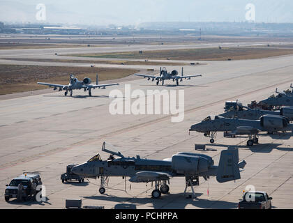 Zwei A-10 C Thunderbolt IIs der 190 Fighter Squadron, Boise, Idaho Taxi vor Abziehen an gowen Field Juli 27, 2018 zugeordnet. Die 190 verbrachte die letzten zwei Wochen Durchführung unterschiedlicher Air Combat Training mit dem mit F-15 Cs vom 122 Fighter Squadron der 159 Fighter Wing über den Berg Startseite Komplex im Südosten von Idaho. (U.S. Air National Guard Foto von Tech. Sgt. John Winn) Stockfoto