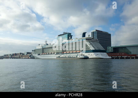 Prominente Eclipse Kreuzfahrtschiff liegt in amsterdam Nord Holland Niederlande Stockfoto