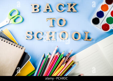 Zurück zu Hintergrund Schule mit Zubehör für den Klassenraum - Farben, Stifte, Hefte, Bücher, Schere, Kreide, Marker, blauen Hintergrund, oben Stockfoto