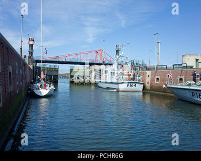 HMS Beispiel P165 und HMS Explorer P164 in einem Lock Holland Niederlande Stockfoto