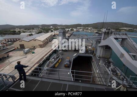 180728-N-GX 781-0006 MARINESTATION Guantánamo Bay, Kuba (28. Juli 2018) Die Whidbey Island-Class Dock Landung Schiff USS Gunston Hall (LSD 44) Naval Station Guantanamo Bay auf Kuba für einen geplanten Hafen besuchen kommt. Das Schiff ist auf die Bereitstellung unterstützen, Südsee, das ist eine jährliche gemeinsame Bereitstellung in der US Southern Command Verantwortungsbereich, wo eine Aufgabengruppe bereitstellen werden eine Vielzahl von Übungen und multinationalen Austausch durchzuführen, die Interoperabilität zu verbessern, die regionale Stabilität zu erhöhen, und bauen und regionale Beziehungen mit allen Ländern der Region thro beibehalten Stockfoto