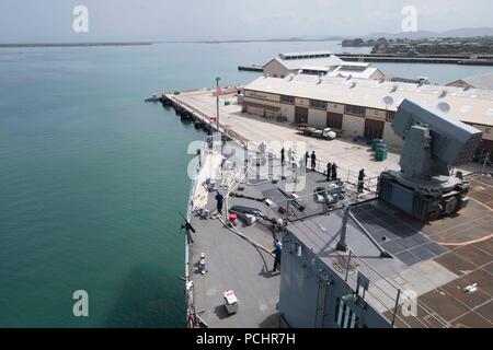 180728-N-GX 781-0021 MARINESTATION Guantánamo Bay, Kuba (28. Juli 2018) Die Whidbey Island-Class Dock Landung Schiff USS Gunston Hall (LSD 44) ist in der Marinestation Guantánamo Bay, Kuba günstig für einen geplanten Hafen besuchen. Das Schiff ist auf die Bereitstellung unterstützen, Südsee, das ist eine jährliche gemeinsame Bereitstellung in der US Southern Command Verantwortungsbereich, wo eine Aufgabengruppe bereitstellen werden eine Vielzahl von Übungen und multinationalen Austausch durchzuführen, die Interoperabilität zu verbessern, die regionale Stabilität zu erhöhen, und bauen und regionale Beziehungen mit den Ländern in der Region zu halten. Stockfoto