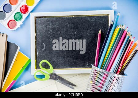 Zurück zu Hintergrund Schule mit Zubehör für den Klassenraum - Farben, Stifte, Hefte, Bücher, Schere, Kreide, Marker, blauen Hintergrund, oben Stockfoto