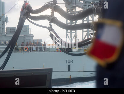 180728-N-CZ 893-1023 PAZIFISCHER OZEAN (28. Juli 2018) der chilenischen Marine Fregatte CNS Almirante Lynch (FF07) führt eine Auffüllung-auf-See mit Royal Canadian Navy Versorgungsschiff MV Asterix vor der Küste von Hawaii während der Pacific Rim (Rimpac) Übung, Juli 28. 25 Nationen, 46 Schiffe, 5 U-Boote, und etwa 200 Flugzeugen und 25.000 Angestellte beteiligen sich an Rimpac vom 27. Juni bis 2. August in und um die hawaiischen Inseln und Südkalifornien. Die weltweit größte internationale maritime Übung RIMPAC bietet eine einzigartige Ausbildung während der Förderung und Erhaltung der cooperati Stockfoto