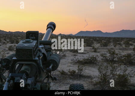 Eine Beleuchtung runden vom 2 Bataillon abgefeuert, 218. das Feld Artillerie M119 Haubitze setzt mit der Sonne Juli 27, 2018 Während ein Feld Training als exportierbar Combat Training (XCTC) in Fort Irwin, Kalifornien bekannt. Die Übung ist ein radlager Brigade Feld Training konzipiert Platoon Kenntnisse über die Feuerwehr in Abstimmung mit der ersten Armee zu zertifizieren. "Diese Übung hält unsere Einheiten ausgebildet und bereit für Missionen und baut auf der Ausbildung des Brigade aus dem letzten Jahr Warfighter Übung", sagte Oberst Eric Riley, Kommandant der 41 IBCT. (U.S. Armee pho Stockfoto