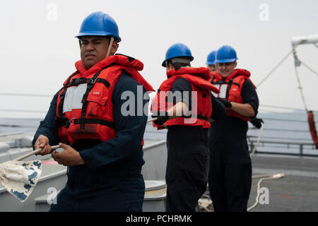 180729-N-ZA 691-0015 PAZIFISCHER OZEAN (29 Juli 2018) Segler das Telefon Griff-und-Abstand Linie auf der Fo'c's Le an Bord geführte Anti-raketen-Zerstörer USS Preble (DDG88) während einer replensihment-auf-See mit Royal Canadian Navy Versorgungsschiff MV Asterix bei Rim der Pazifik (Rimpac) Übung Juli 29. 25 Nationen, 46 Schiffe, 5 U-Boote, über 200 Flugzeuge und 25.000 Angestellte beteiligen sich an Rimpac vom 27. Juni bis 2. August in und um die hawaiischen Inseln und Südkalifornien. Die weltweit größte internationale maritime Übung RIMPAC bietet eine einzigartige Ausbildung während fo Stockfoto