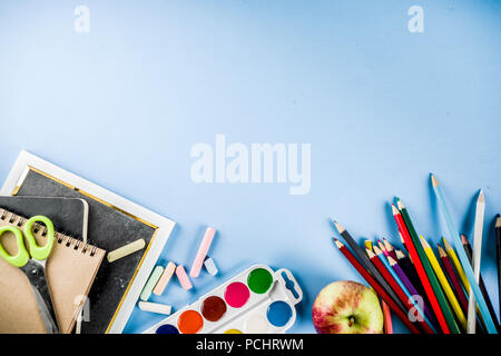 Zurück zu Hintergrund Schule mit Zubehör für den Klassenraum - Farben, Stifte, Hefte, Bücher, Schere, Kreide, Marker, blauen Hintergrund, oben Stockfoto