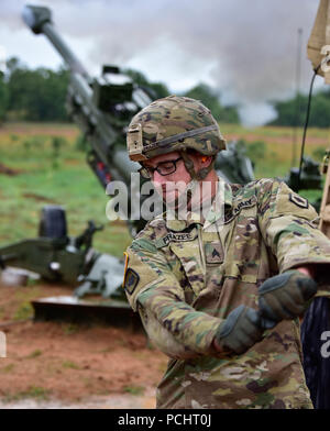 Sergeant Lucas Frazee Brände die M777A2 howitzer während einer Live Fire Training am Fort Chaffee gemeinsame Manöver Training Center, Arkansas, 28. Juli 2018. (U.S. Army National Guard Foto von SPC. Victoria Eckert) Stockfoto
