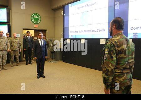 Der afghanischen Luftwaffe Oberst Abdul Rahman (rechts), Verbindungsbeamten der entschlossenen Unterstützung, grüßt afghanischen Minister für Nationale Verteidigung Tariq Shah Bahrami (Mitte) bei einem Besuch bei der NATO und afghanische Führungskräfte am Flughafen Bagram, Afghanistan, am 30. Juli. Während der Begehung Bahrami der USA und der Afghanischen Nationalen Verteidigung service Mitglieder für ihre herausragende Leistung zur Unterstützung der entschlossenen Unterstützung der NATO Mission erkannt. (U.S. Nationalen Schutz Foto: Staff Sgt. Lerone Simmons/USFOR-A Public Affairs) Stockfoto