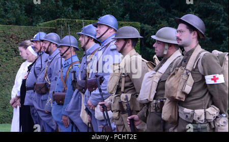 Weltkrieg reenactors beteiligen sich in einer Zeremonie zum Gedenken an den 100. Jahrestag der 42nd Divison, jetzt ein Element der New York Army National Guard, der in der Kampagne Oise-Asine in Oise-Aisne Amerikanischen Friedhof in Seringes et Le Portel, Frankreich Am 28. Juli 2018. 25 Soldaten der 42th Infantry Division wurden in Frankreich ab Juli 24-29 an den Veranstaltungen zum Gedenken an die Rolle der Abteilung - zu nehmen - und die Rolle der US-Armee - im Ersten Weltkrieg (U.S. Army National Guard Foto vom Kapitän Jean Marie Kratzer) Stockfoto