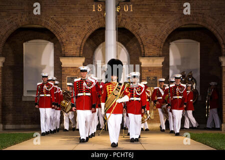 Gunnery Sgt. Stacie Crowther, Assistant drum Major," der Präsident selbst "US-Marine Band, marschiert die Band nach unten während der Staff-Noncommissioned Officer Spaziergang Freitag Abend Parade bei Marine Barracks Washington D.C., 27. Juli 2018. Während der NATURSCHUTZBEHÖRDE Freitag Abend Parade, NATURSCHUTZBEHÖRDE der Knüppel von wichtigen Führungskräften' marching Positionen in der Regel von den Offizieren und Unteroffizieren nicht übernehmen. Stockfoto