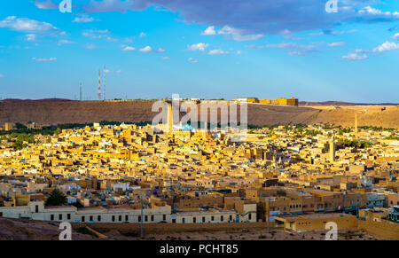 Anzeigen von Ghardaia, einer Stadt in der mzab Tal. UNESCO-Welterbe in Algerien Stockfoto