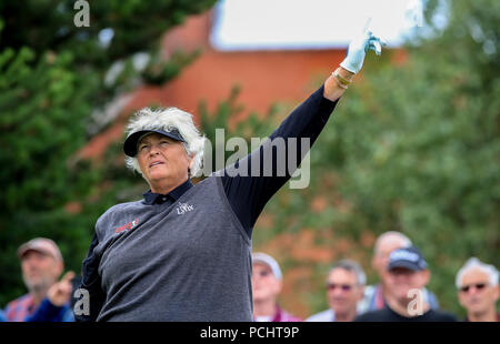 Englands Laura Davies stücke weg am 2. Tag eines der Ricoh Frauen British Open in Royal Lytham & St Annes Golf Club. PRESS ASSOCIATION Foto, Bild Datum: Donnerstag, 2. August 2018. Siehe PA Geschichte Golf Frauen. Foto: Peter Byrne/PA-Kabel. Einschränkungen: Nur für den redaktionellen Gebrauch bestimmt. Keine kommerzielle Nutzung. Stockfoto