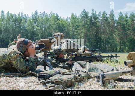 Eine deutsche Sniper team Teilnehmer der besten Sniper Team Wettbewerb um die Null auf die ihnen zugewiesenen Waffen prüfen, auf der die Daten für die vorhergehenden Engagement (D.O.P.E.) während der Tag null der Konkurrenz an grafenwöhr Training Area, Deutschland, 28. Juli 2018. Die Besten Europäischen Sniper Team Wettbewerb ist eine US-Armee Europa Konkurrenz, anspruchsvolle Militär aus der ganzen Welt zu konkurrieren, die Zusammenarbeit mit Verbündeten und Partner Nationen zu fördern. (U.S. Armee Foto von Kevin S. Abel) Stockfoto