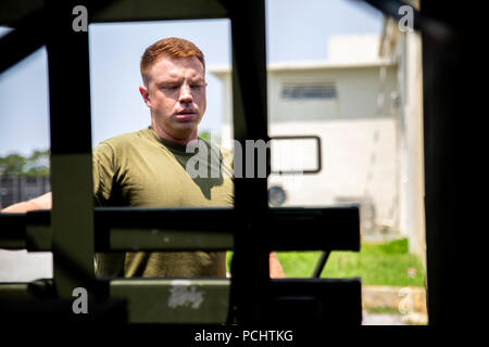 Cpl. Jakob Dorris bereitet eine Very Small Aperture Terminal (VSAT-L) Juli 30, 2018 im Camp Kinser, Okinawa, Japan. Die VSAT-L verwendet Satelliten Netzwerke zu etablieren, die Marines eingesetzt internet Signal in den ländlichen Gebieten rund um die Welt zu finden. Dorris, ein Eingeborener von McDonough, Georgia, ist ein Fernleitungsnetzbetreiber mit Networking Platoon, Kommunikation Unternehmen, zentrale Regiment, 3. Marine Logistics Group. (U.S. Marine Corps Foto von Pfc. Markieren Fike) Stockfoto