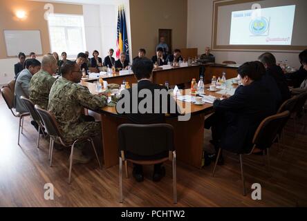 180731-N-BK 435-0051 DEVESELU, Rumänien (31.07.2018) Col. Razvan Bratulescu, base Commander für Rumänische 99th Military Base mit Kapitän Charlos Washington, kommandierender Offizier für Naval Support Facility Deveselu, geben eine kurze für die Mitglieder der japanischen Diät während einer Tour. NSF AAMDS Deveselu und Rumänien sind in Zusammenarbeit mit dem Rumänischen 99th Military Base entfernt und eine wichtige Rolle bei der Abwehr ballistischer Flugkörper in Osteuropa spielen. (U.S. Marine Foto von Mass Communication Specialist 1. Klasse Jeremy Starr/Freigegeben) Stockfoto