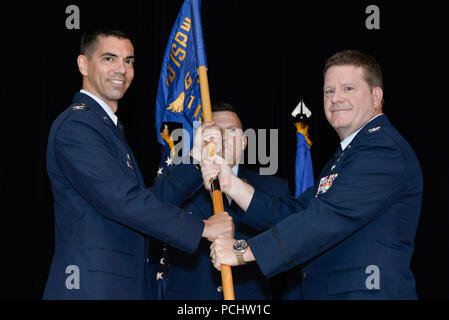 Kol. Matteo Martemucci, 70th Intelligence, Surveillance, Reconnaissance Wing Commander, erhält die Guidon von Oberst David E. James, 691St Informationsgewinnung, Überwachung und Aufklärung Gruppenkommandant während seiner formale Änderung des Befehls Zeremonie Juli 30, 2018, am Fort George G. Meade, Maryland. (U.S. Air Force Foto: Staff Sgt. Alexandre Montes) Stockfoto