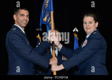 Kol. Matteo Martemucci, 70th Intelligence, Surveillance, Reconnaissance Wing Commander, gibt der Befehl guidon zu oberst Kasandra Traweek, eingehende 691st Informationsgewinnung, Überwachung und Aufklärung Gruppenkommandant während Ihrer formale Änderung des Befehls Zeremonie Juli 30, 2018, am Fort George G. Meade, Maryland. (U.S. Air Force Foto: Staff Sgt. Alexandre Montes) Stockfoto