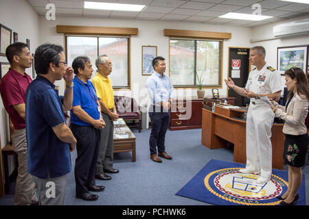 180801-N-GG 858-0002 Okinawa, Japan (1. August 2018) Kapitän Robert Mathewson (rechts), Commander, Flotte Aktivitäten von Okinawa, erfüllt mit dem Bürgermeister und der Beamten von den Daisen Stadt in der Präfektur Tottori und der Bürgermeister von Kadena Stadt im Commander Flotte Aktivitäten Okinawa (Cfao) Hauptquartier während einer Tour von Cfao. Daisen und Kadena Städte engagieren sich in verschiedenen Exchange Aktivitäten, und die Beamten nahmen sich die Zeit, während dieser Reise zu den Einrichtungen, die Tour und über die Marine Präsenz in Okinawa lernen. (U.S. Marine Foto von Mass Communication Specialist 2. Klasse Matthew Dickinson/Freigegeben) Stockfoto