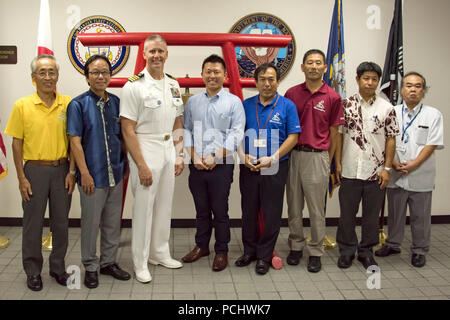 180801-N-GG 858-022 Okinawa, Japan (1. August 2018) Kapitän Robert Mathewson (dritter von links), Commander, Flotte Aktivitäten von Okinawa, posiert für ein Foto mit dem Bürgermeister und der Beamten von den Daisen Stadt in der Präfektur Tottori und der Bürgermeister von Kadena Stadt im Commander Flotte Aktivitäten Okinawa (Cfao) Hauptquartier während einer Tour von Cfao. Daisen und Kadena Städte engagieren sich in verschiedenen Exchange Aktivitäten, und die Beamten nahmen sich die Zeit, während dieser Reise zu den Einrichtungen, die Tour und über die Marine Präsenz in Okinawa lernen. (U.S. Marine Foto von Mass Communication Specialist 2. Klasse Matthew Dickinson/Freigegeben Stockfoto