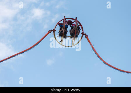 BONTIDA, Rumänien - 20. JULI 2018: Personen, die Reverse Bungee bei Electric Castle Festival Stockfoto