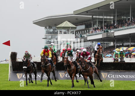 Läufer und Reiter in Aktion während der Guinness Anfänger Steeplechase an Tag vier des Galway Summer Festival im Galway Pferderennbahn. Stockfoto