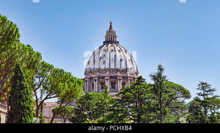 Rom, Italien, 19. Juli 2018: Die berühmte Kuppel des Petersdoms im Vatikan - der Vatikan Stockfoto